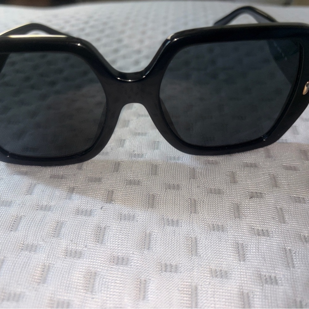 Tory Burch Black Oversized Square Sunglasses with Orange Case - Picture 6 of 8
